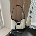 Bolso tipo cubo minimalista de tweed blanco y negro con correa y lazo de cuero - Negro