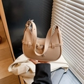 Sac hobo beige à texture litchi avec bandoulière réglable et boucle argentée - Kaki
