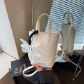 Borsa a secchiello in pelle crema con ciondolo floreale e nastro, borsa a tracolla alla moda - Bianco
