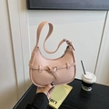 Sac hobo croissant en cuir rose texturé litchi avec bandoulière réglable - Rose
