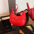 Sac croissant rouge en cuir à motif litchi avec boucle élégante et fermeture éclair - Rouge