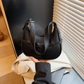 Sac dumpling minimaliste en cuir noir à texture litchi avec détail de sangle déco - Noir