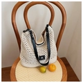 Détail du sac cabas en maille crème avec anses en cuir noir et étiquette tissée - Blanc Cassé