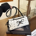 Sac à bandoulière blanc plissé avec imprimés nœuds noirs et breloque en cœur - Blanc
