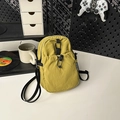 Sac bandoulière imperméable en nylon jaune moutarde avec poche à cordon et mousqueton - Vert clair