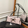 Sac bandoulière plissé rose avec broderie nœuds noirs et pendentif en forme de cœur - Rose