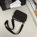 Borsa a tracolla compatta in nylon nero con cinturino largo regolabile e dettagli opachi - Nero