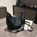Sac hobo noir minimaliste avec large bandoulière et détails métalliques argentés - Noir