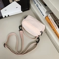 Borsa a tracolla minimalista rosa chiaro con trama ripstop e cinturino nero - Rosa
