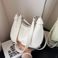 Sac à bandoulière demi-lune blanc minimaliste avec anneau argenté et doubles anses - Blanc