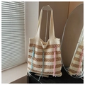 Sac fourre-tout en tricot beige à rayures marron avec des charms en corde colorée - Kaki