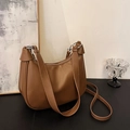 Sac hobo en cuir synthétique marron avec bandoulière et finitions argentées - Marron