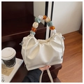 Dettaglio borsa a secchiello plissettata bianco panna con manico di perle colorate - Bianco Sporco