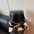 Modische schwarze Satteltasche in Zylinderform mit Silberkette und breitem Gurt - Schwarz