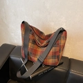 Sac cabas vintage en laine à carreaux rouge et marron avec bandoulière réglable noire - Carreaux Rouges