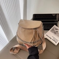 Beige Satteltasche mit Silberkette und breitem Nylongurt im modischen Freizeitstil - Khaki