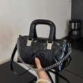 Elegante borsa a tracolla trapuntata nera con catena argento e finitura lucida - Nero