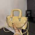 Borsa a mano trapuntata giallo chiaro lucida con catena d'argento e tracolla - Giallo