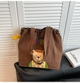 Détail de l'ours brodé et texte Sleeppe sur un sac fourre-tout marron avec cordon - Broderie Ours Dessin Animé (YING-R-1216) / Marron