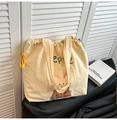 Détail de fermeture à cordon et motif lapin mignon sur le sac cabas en toile crème - Broderie Lapin Dessin Animé (YING-R-1216) / Beige