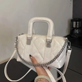 Elegante borsa trapuntata bianco latte con finitura lucida e catena in argento - Bianco