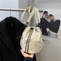Beige leichte Kordelzug-Beuteltasche mit Netzseitentaschen und breitem Schultergurt - Beige