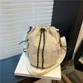 Beige Kordelzug-Beuteltasche mit seitlicher Netztasche und verstellbarem Schultergurt - Aprikose