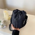 Borsa a secchiello leggera in nylon nero con coulisse e tasca laterale a rete pratica - Nero