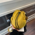 Leichte hellgelbe Nylon-Eimertasche mit Kordelzug und schwarz-weißem Zierband für Damen - Gelb