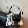 Sac à main plissé noir brillant avec grand nœud en dentelle et perles blanches - Noir