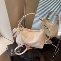 Sac hobo blanc crème chic en cuir verni froissé avec nœud en perle et détails argentés - Blanc Cassé