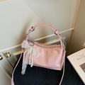 Sac à main en cuir verni rose avec texture plissée et nœud en perles et dentelle - Rose