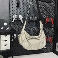 Borsa a tracolla in nylon beige con cinturino nero regolabile e tasca con coulisse - Bianco Sporco