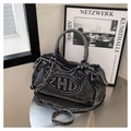 Detalle del material denim negro lavado y parche con el logo ZHD en el bolso de mano - Negro