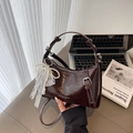 Sac à main en cuir verni marron foncé avec charme nœud en perles et bandoulière - Café
