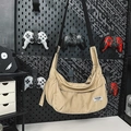 Borsa a tracolla a mezzaluna in nylon kaki con cinturino nero regolabile - Cachi