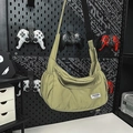 Borsa a tracolla a mezzaluna in nylon verde oliva con tracolla regolabile - Verde