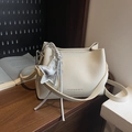 Cremeweiße Bucket Bag mit Litschiprägung, silbernem Sternanhänger und Schultergurt - Beige Mit Anhänger