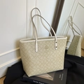 Bolso tote beige elegante con estampado de monograma y correas de cuero blanco fino - Caqui y Blanco