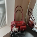Retro donkerrode hoogglans schoudertas met dubbele voorzakken en een sterbedeltje - Met Hanger Stijl / Rood