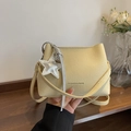 Hellgelbe Beuteltasche aus Leder mit Litschi-Muster und silbernem Sternanhänger - Khaki mit Anhänger