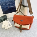 Borsa a tracolla in nylon arancione e beige con fibbia verde e tracolla marrone - Con Ciondolo / Arancio Contrasto