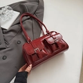 Dunkelrote glänzende Unterarmtasche in Kroko-Optik mit zwei Vordertaschen und Metallschnallen - Ohne Anhänger Stil / Rot