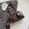 Dunkelbraune Baguette-Schultertasche aus Kroko-Kunstleder mit stylischen Fronttaschen - Ohne Anhänger Stil / Braun