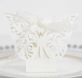 Dettaglio della scatola regalo bianca traforata a laser con elegante fiocco in organza - Avorio