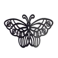 Gros plan d'un autocollant papillon 3D noir avec des motifs évidés au laser précis - Papillon Évidé Texture Volute Vintage (QT-36)
