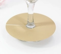 Gros plan d'une carte de place ronde dorée pour verres à vin lors de mariages - Or Champagne