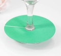 Détail macro d'un marque-verre en papier vert placé sur le pied d'un verre - Vert Foncé