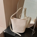 Schicke cremeweiße geflochtene Eimertasche mit verstellbarem Schultergurt und Kunstleder-Finish - Gebrochenes Weiß
