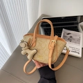 Borsa a mano color crema con finiture marroni, motivi geometrici e ciondolo a orsetto - Con Ciondolo / Giallo